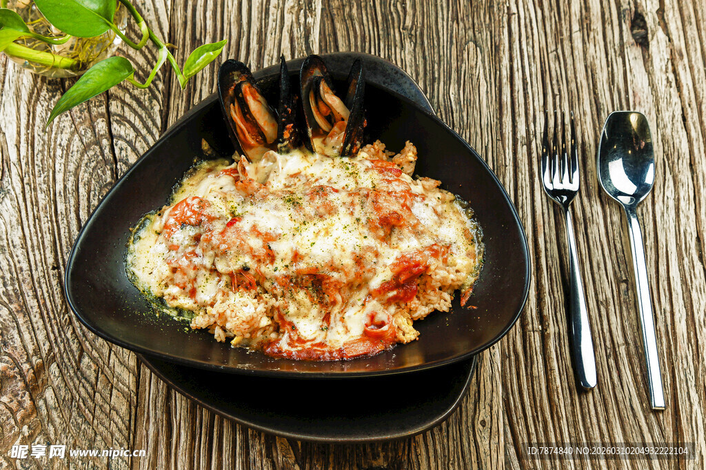 美味海鲜焗饭摆于木桌