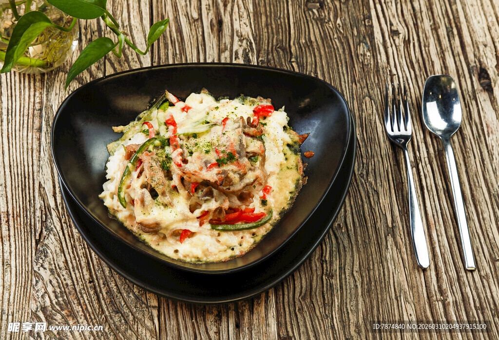 美味意面配餐具置于木桌