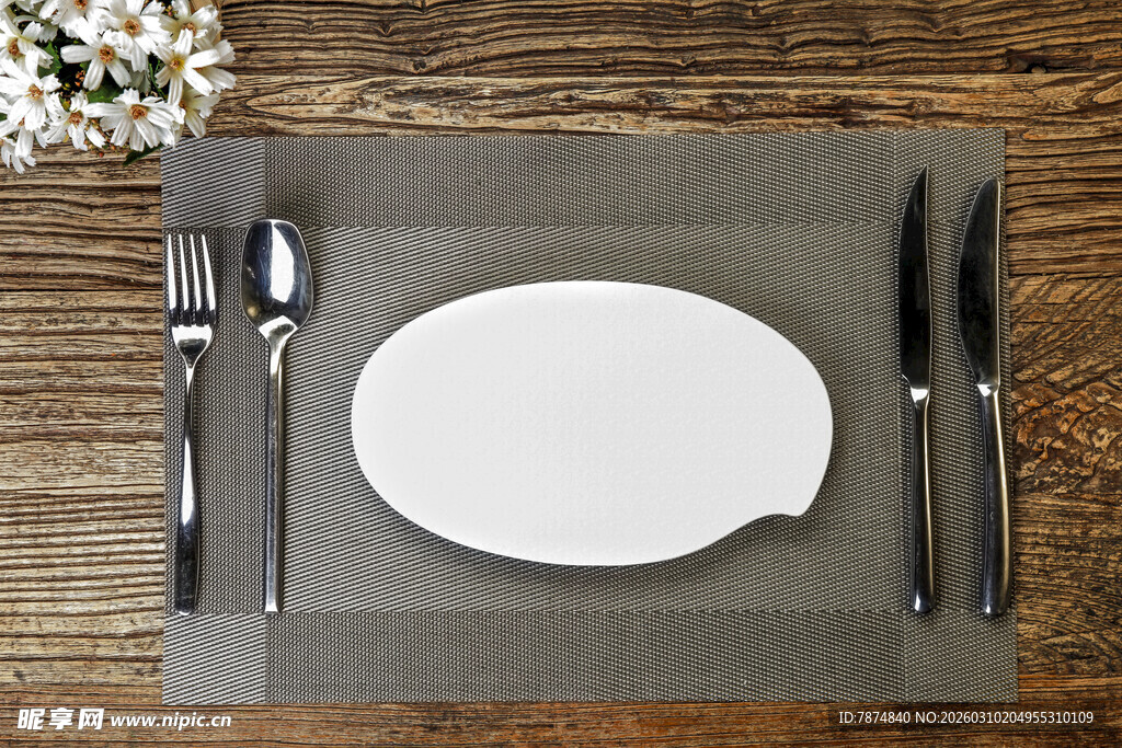 简约餐具摆盘 优雅用餐氛围