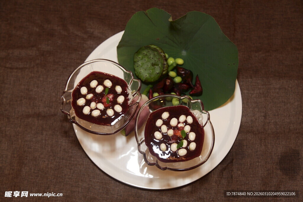 精致巧克力甜点摆盘