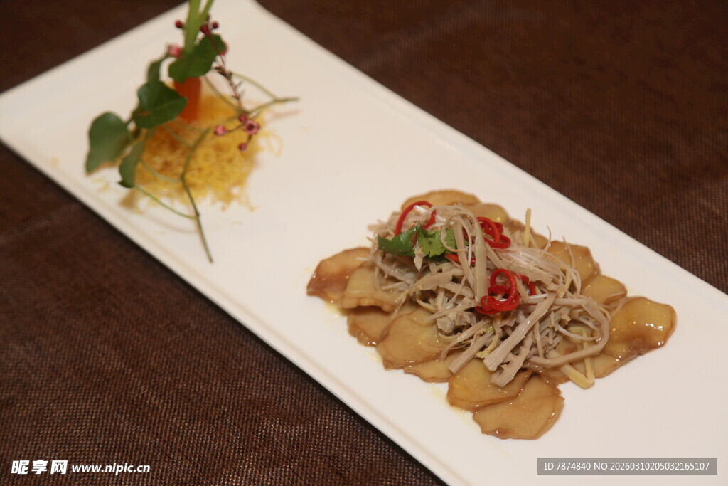 精致摆盘的美味海鲜料理