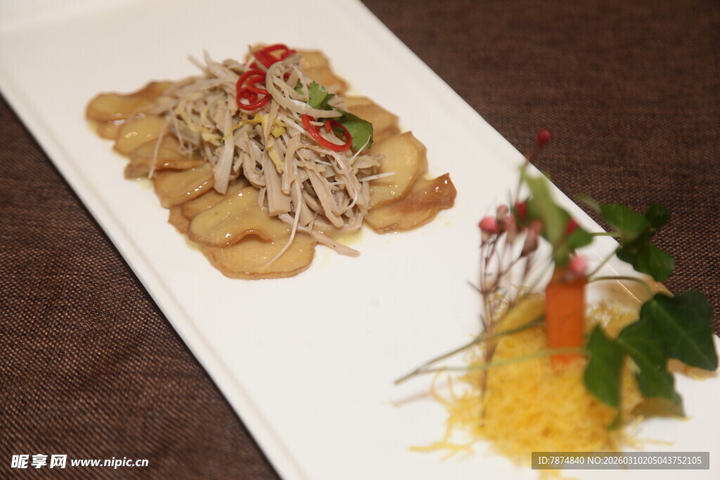 凉拌金针菇土豆片摆盘