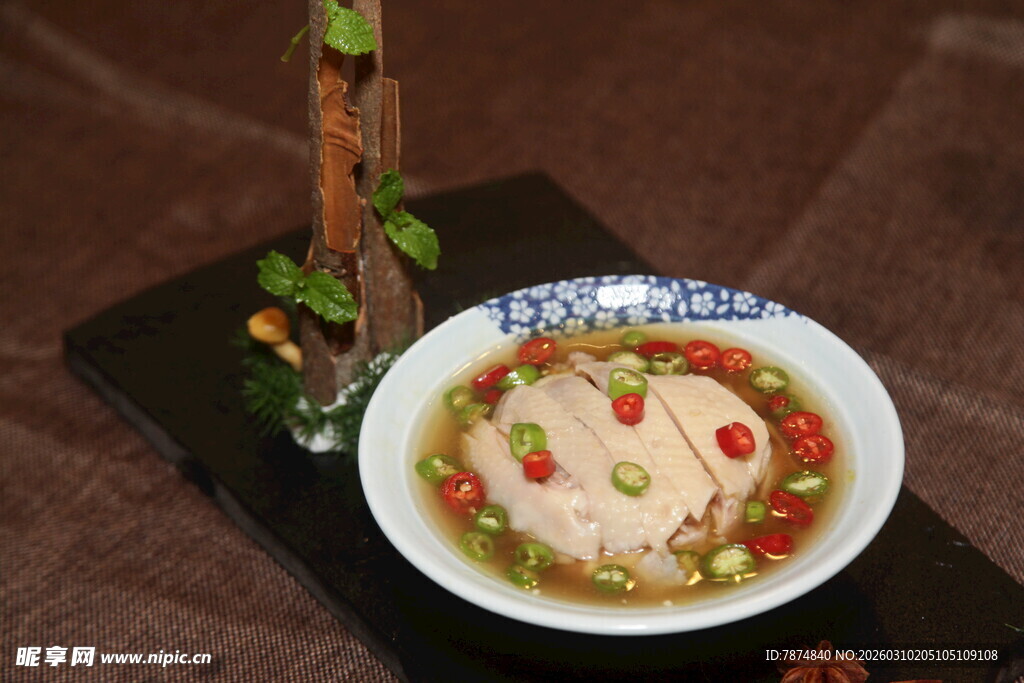 美味凉拌鸡肉摆盘精致