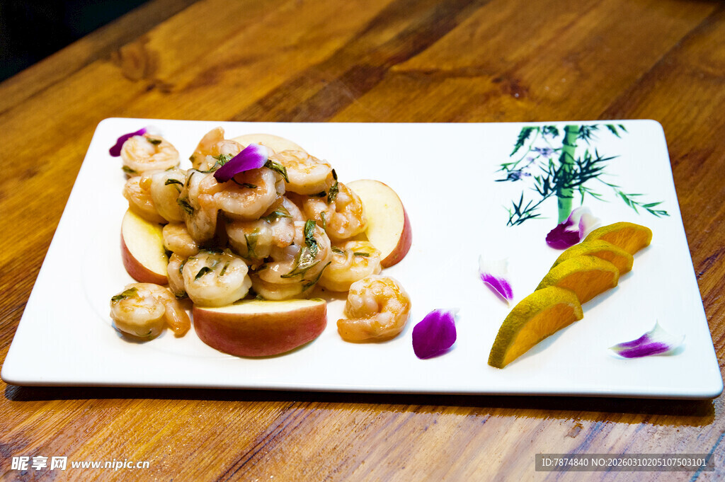 精致摆盘的美味虾仁菜肴