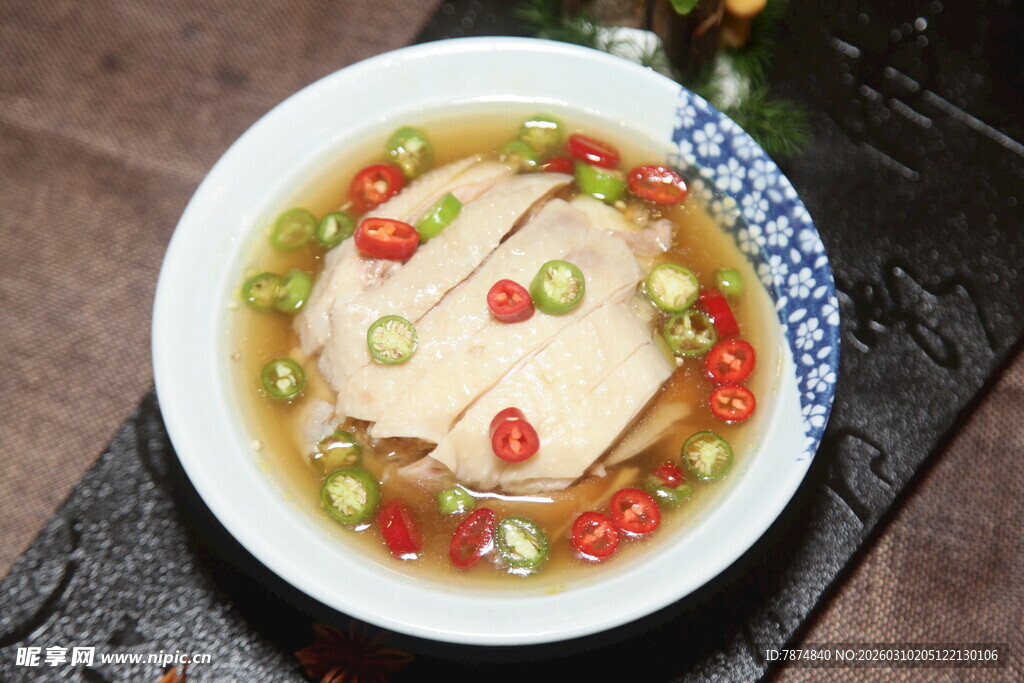 鲜嫩豆腐配多彩时蔬汤