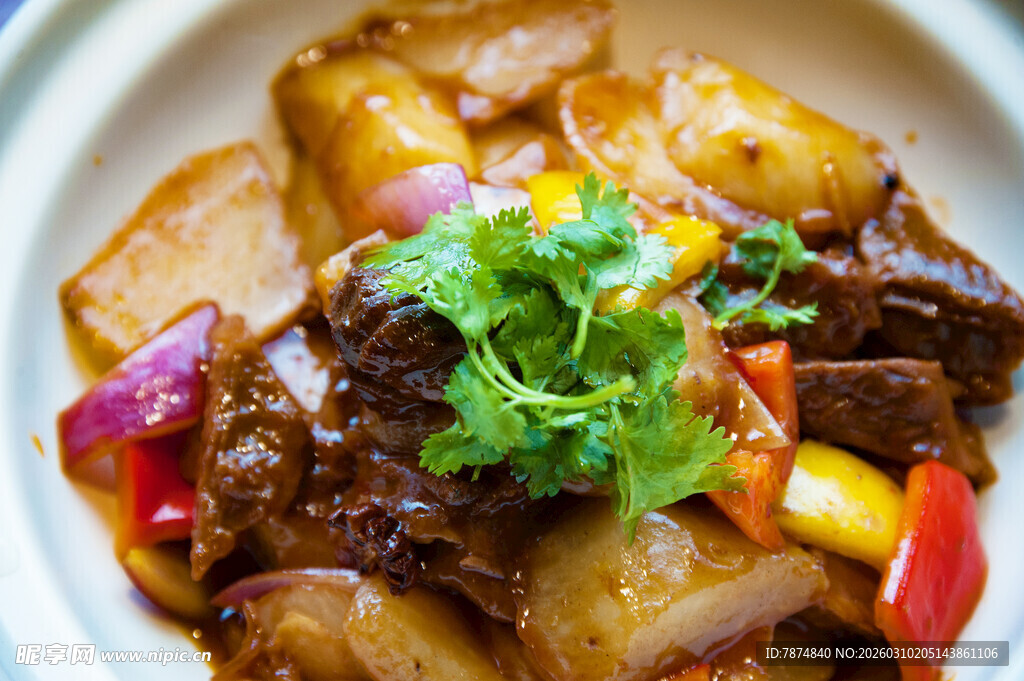 美味红烧牛肉配多彩蔬菜