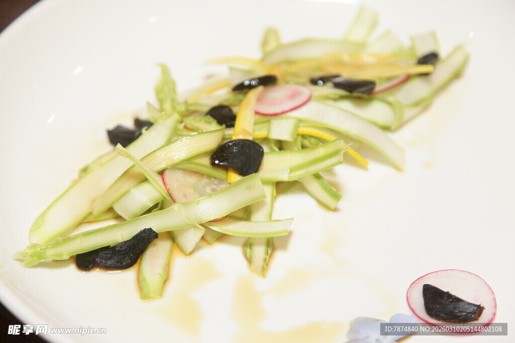 凉拌西葫芦配木耳