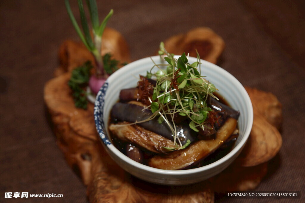 精致中式炖品摆拍画面