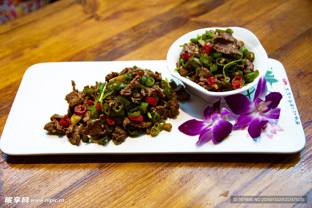 香辣小炒肉摆放在盘中