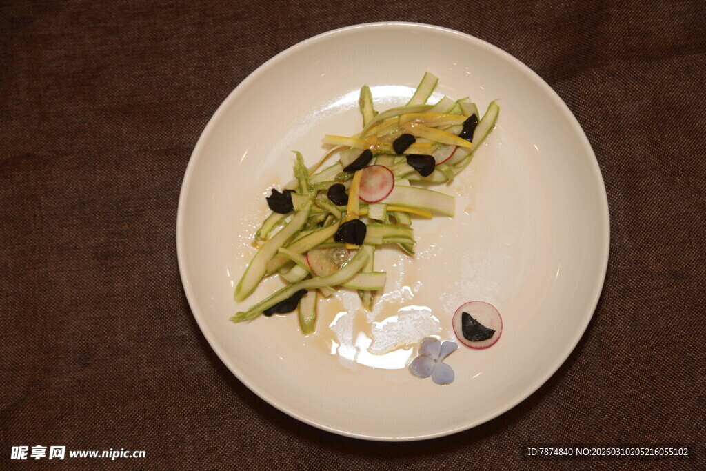 精致蔬菜沙拉摆盘