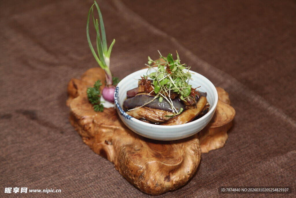 精致摆盘的特色美味菜肴