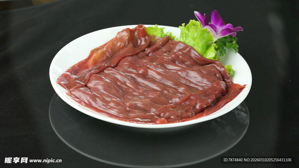 鲜嫩牛肉片摆盘精美