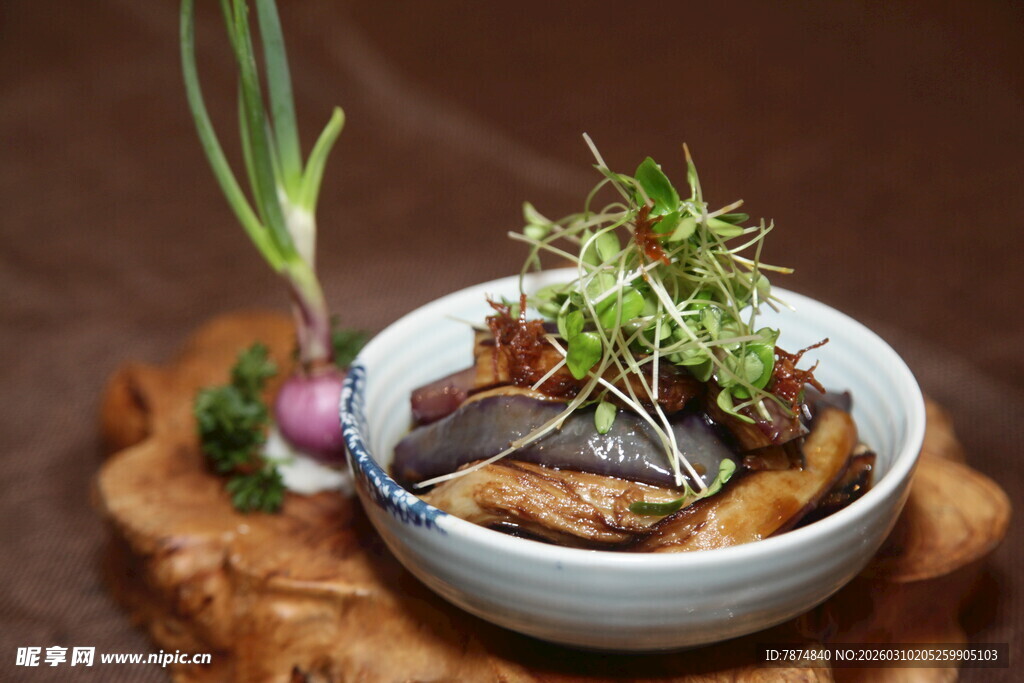 精致日式碗装烤鱼料理