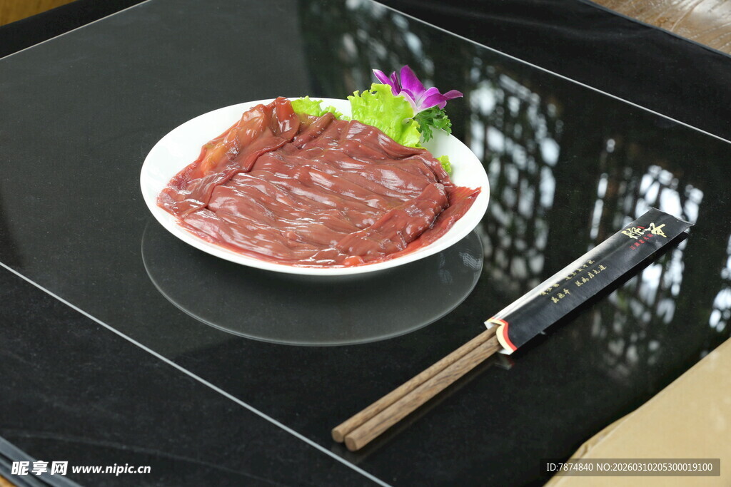 鲜嫩牛肉摆盘精致诱人