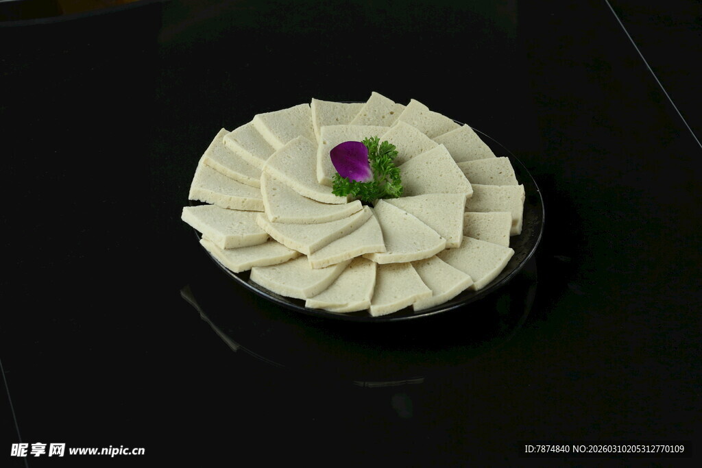 精致摆盘的切片食物