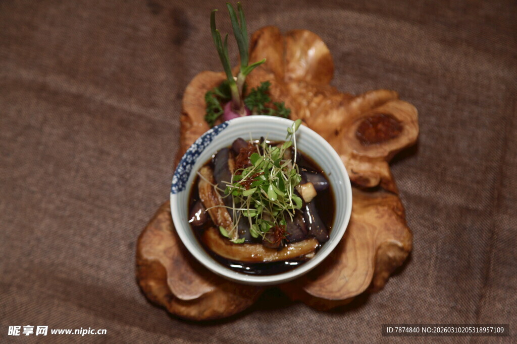 精致小碗装特色菜肴