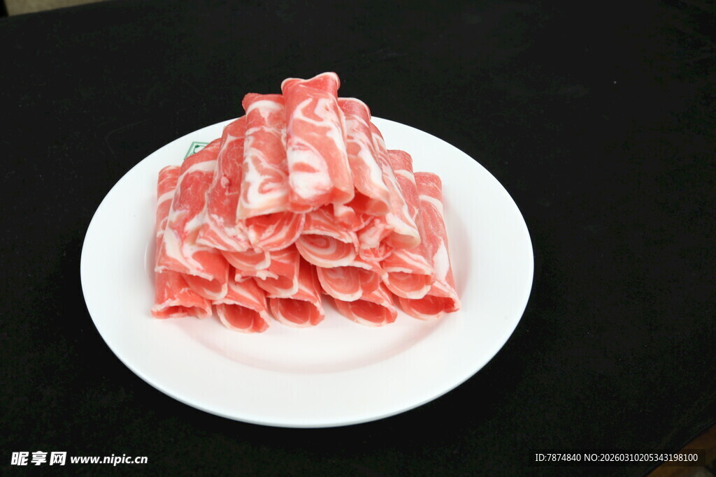 一盘鲜嫩的肥牛卷