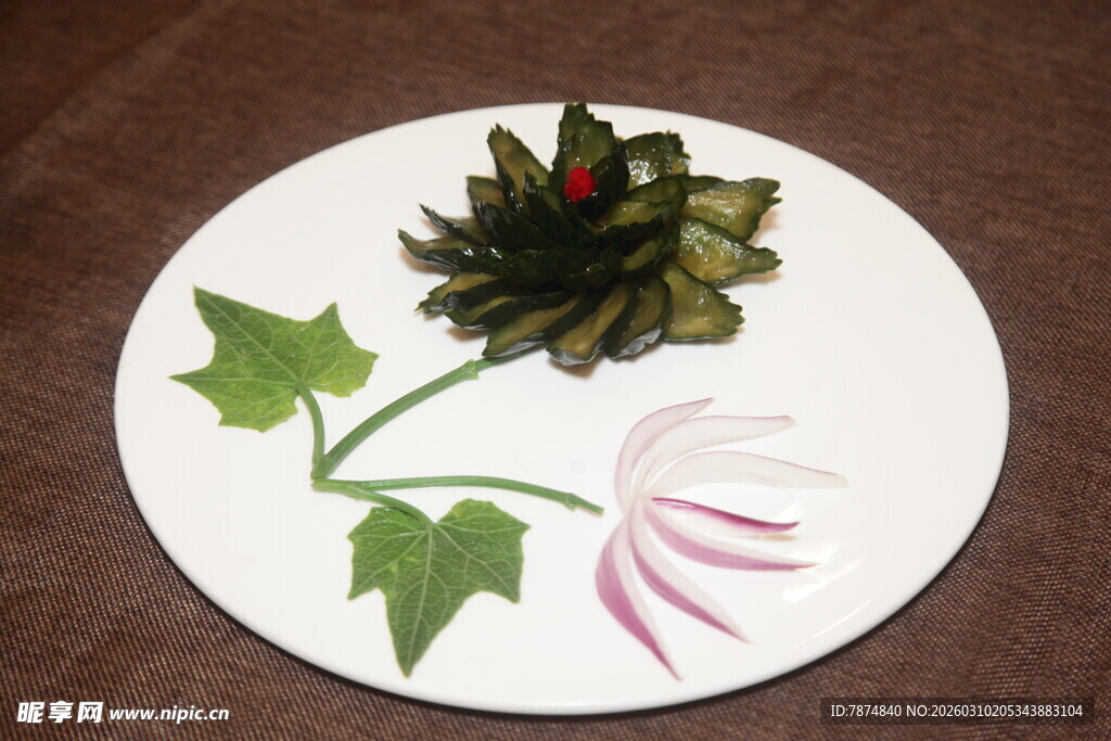 蔬菜雕刻的花卉摆盘