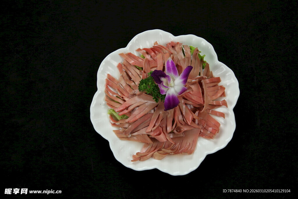 精美摆盘的肉片