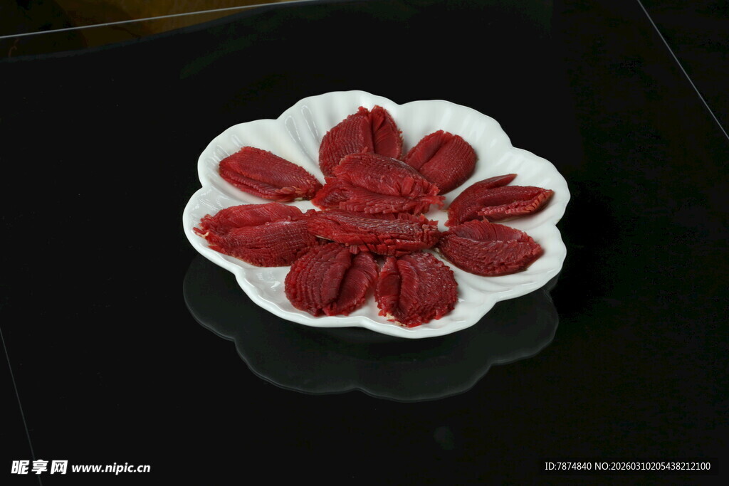 花瓣形盘中的红色食物