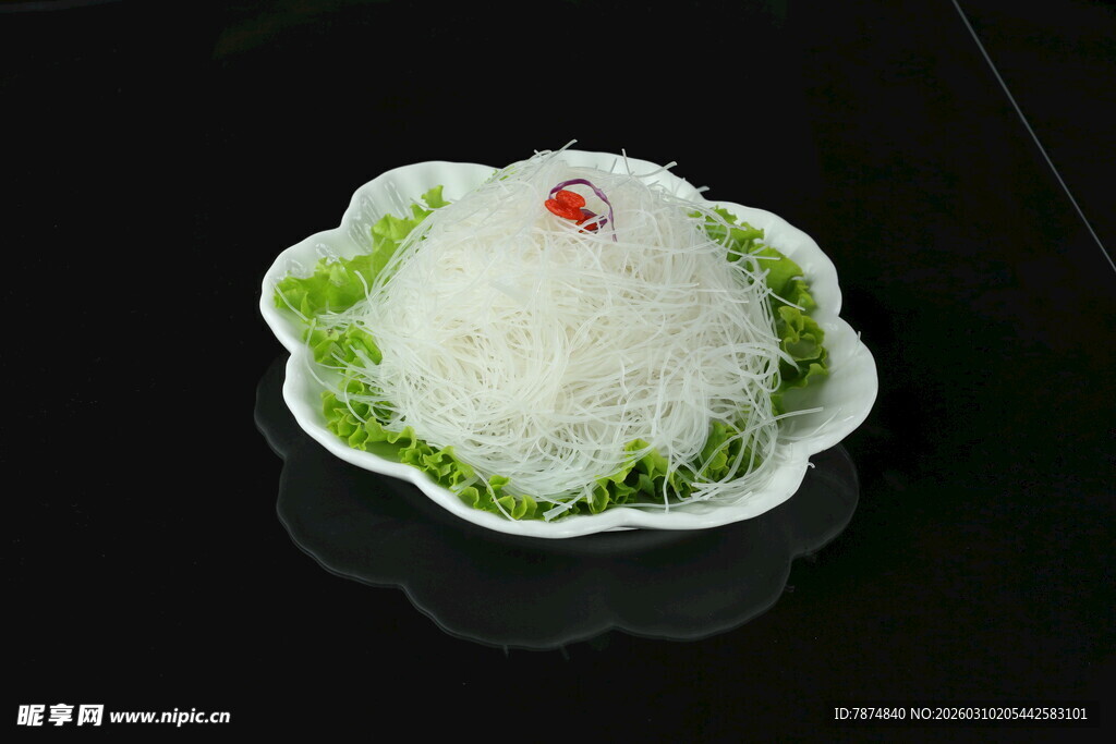 绿叶衬白糯米饭