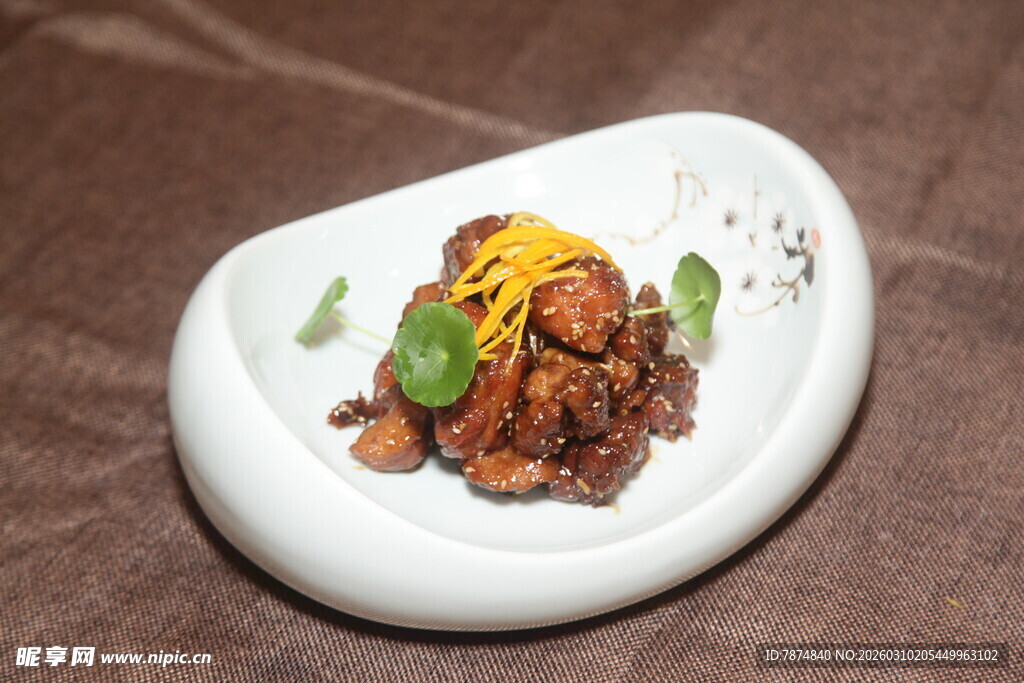 精致摆盘的美味炸物