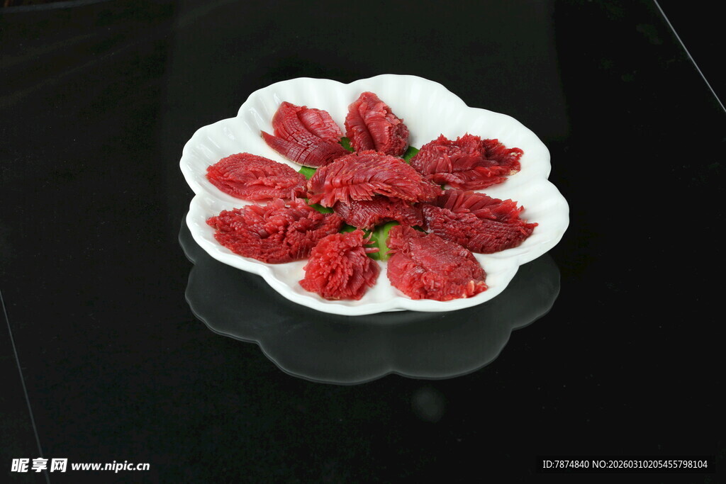 精致摆盘的美味草莓