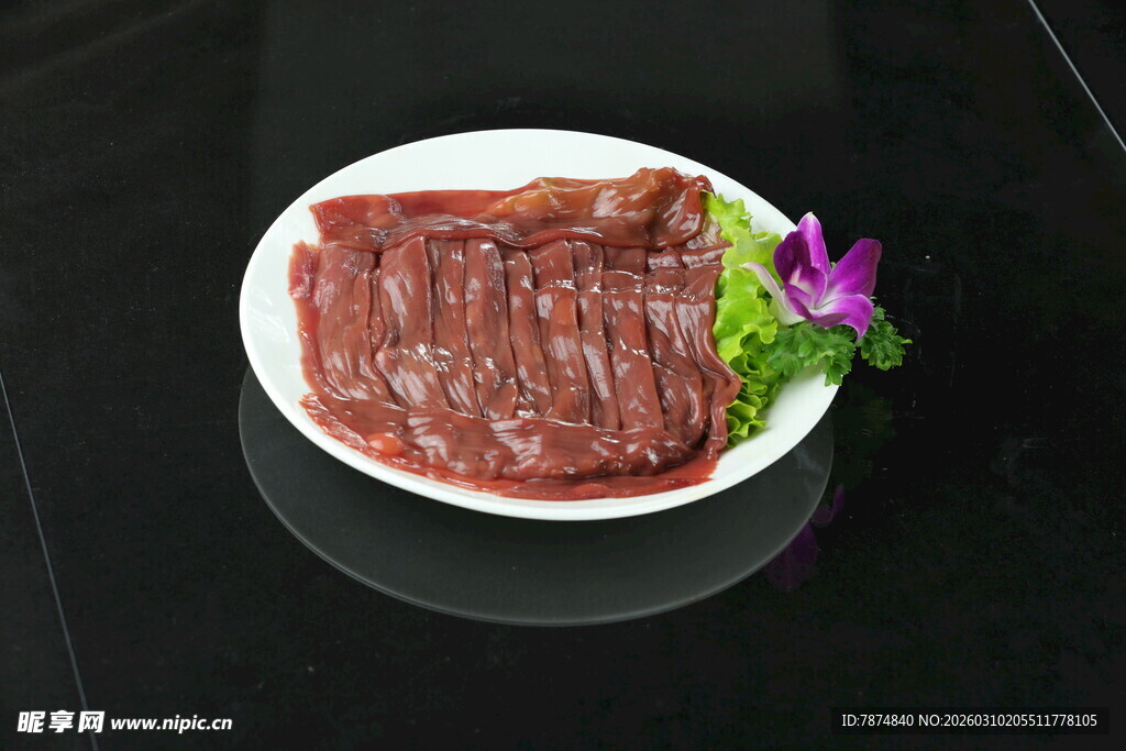 精致摆盘的鲜嫩牛肉