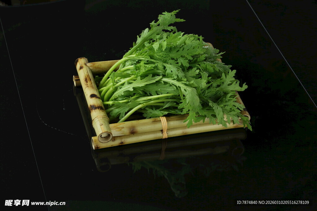 竹筐中的鲜嫩绿色蔬菜