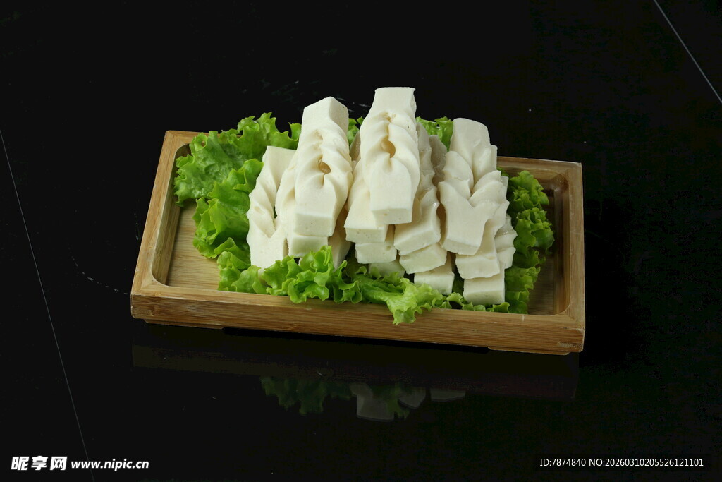 木盘生菜配豆腐块