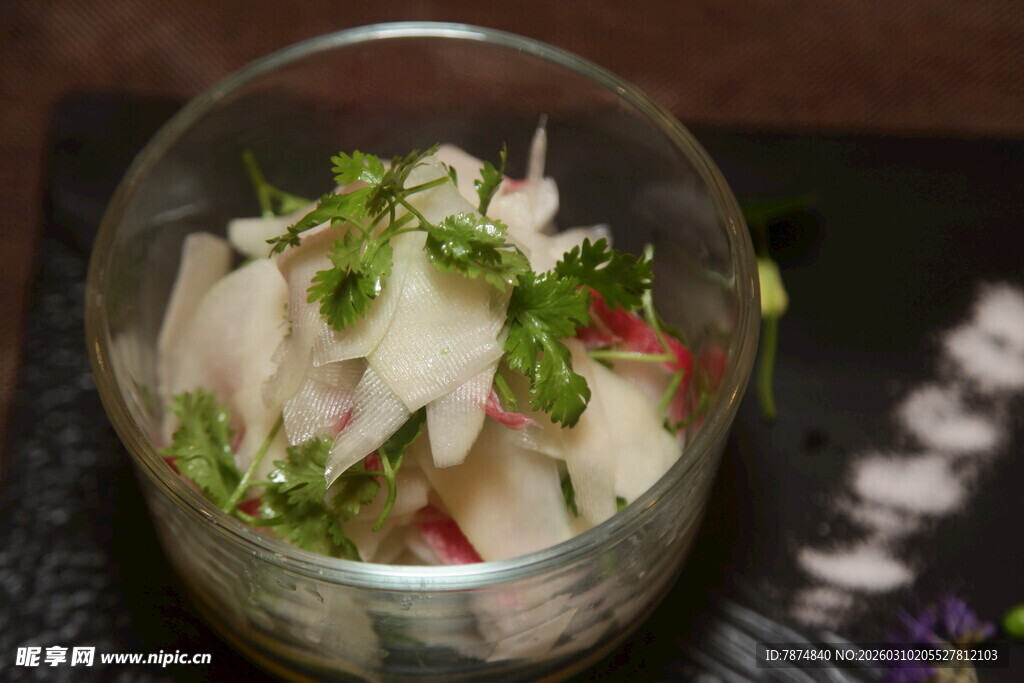玻璃杯中装的美味凉拌菜