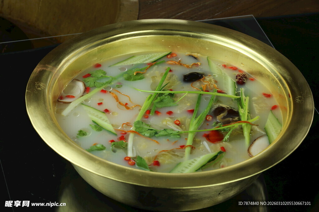 金盆装的美味蔬菜汤