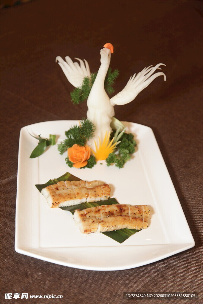 白鸽造型摆盘美食