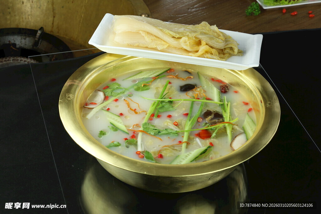 美味金锅蔬菜海鲜汤