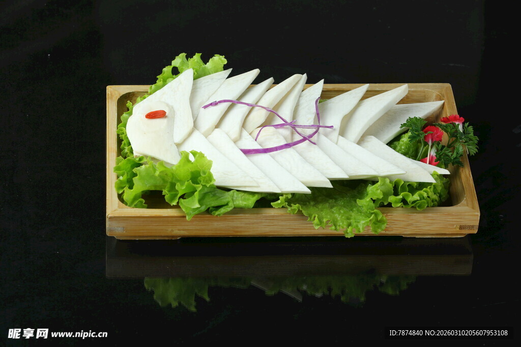 精致摆盘的凉拌白萝卜片