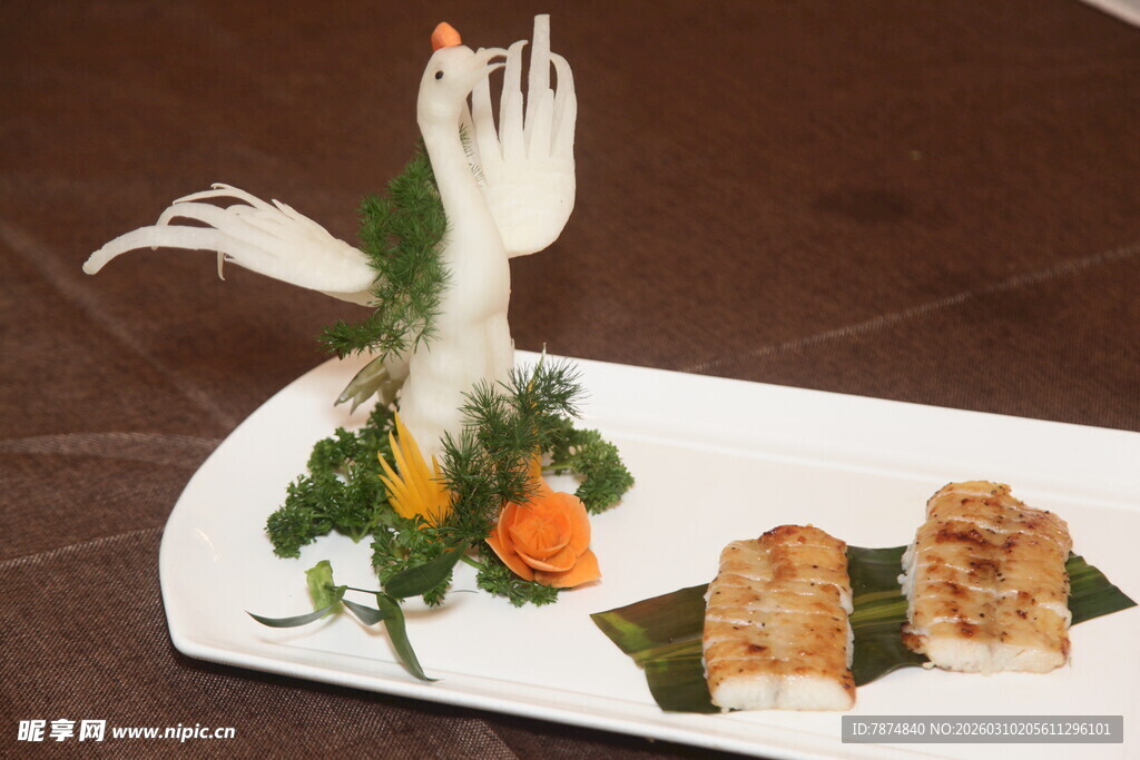 创意摆盘的精致海鲜料理