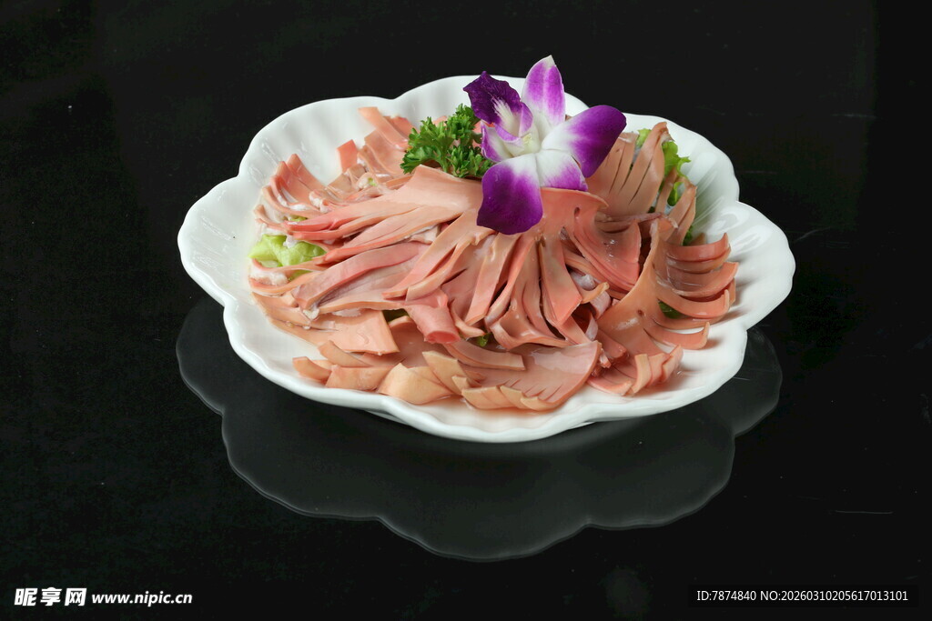 精美摆盘的特色肉片