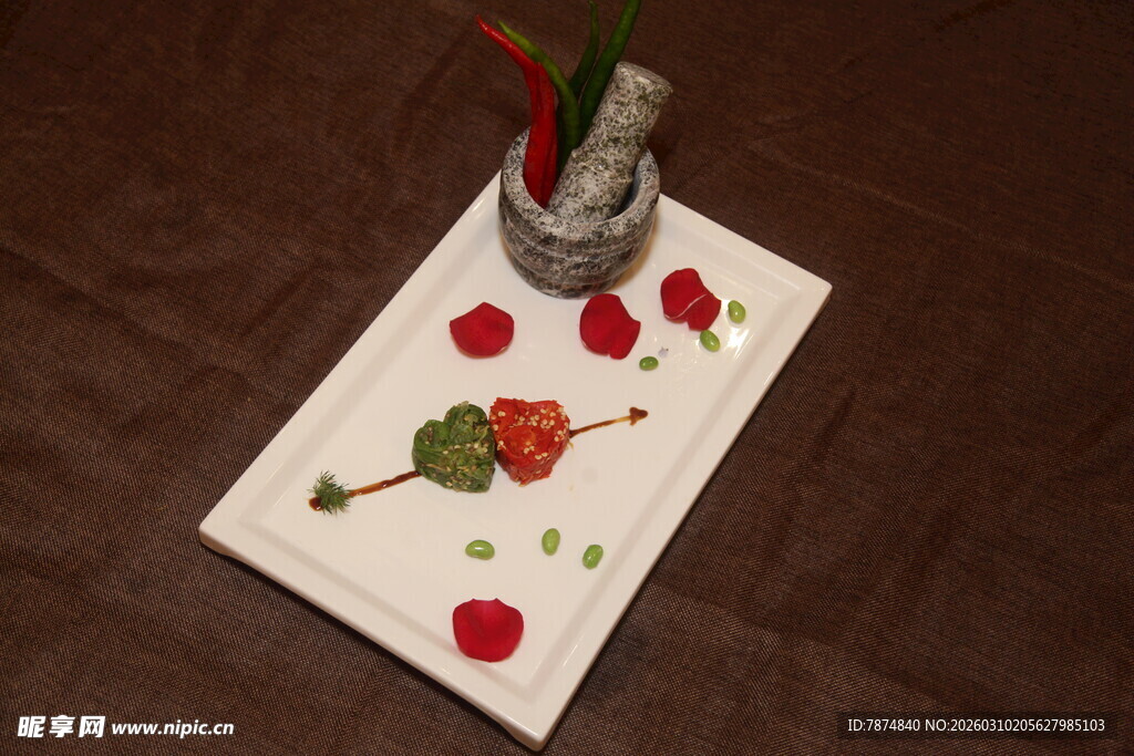 精致摆盘的创意美食