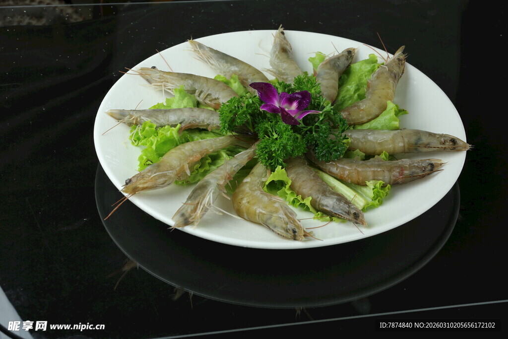 一盘美味的凉拌海蜇