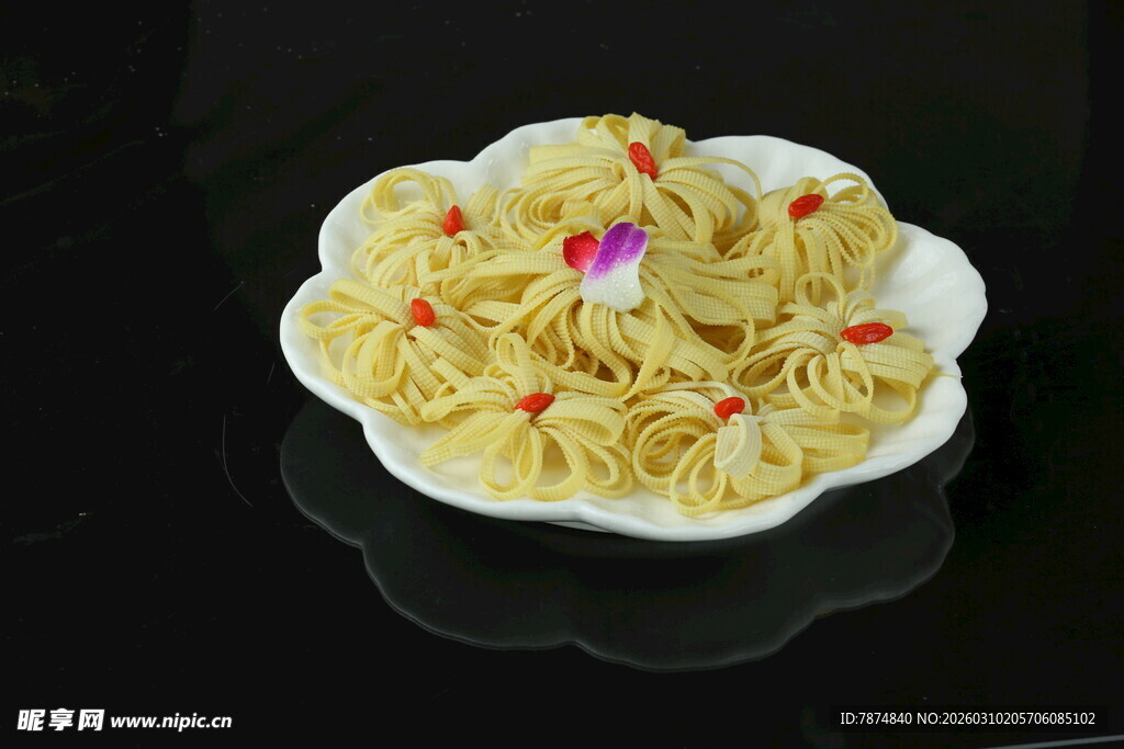 精致摆盘的特色面食