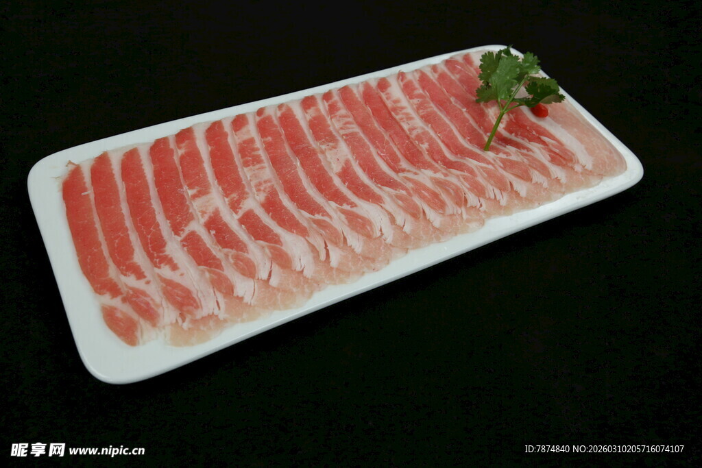 新鲜五花肉片摆盘展示