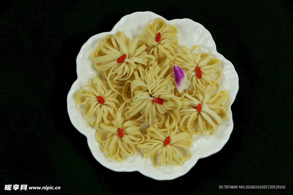 精致摆盘的美味饺子