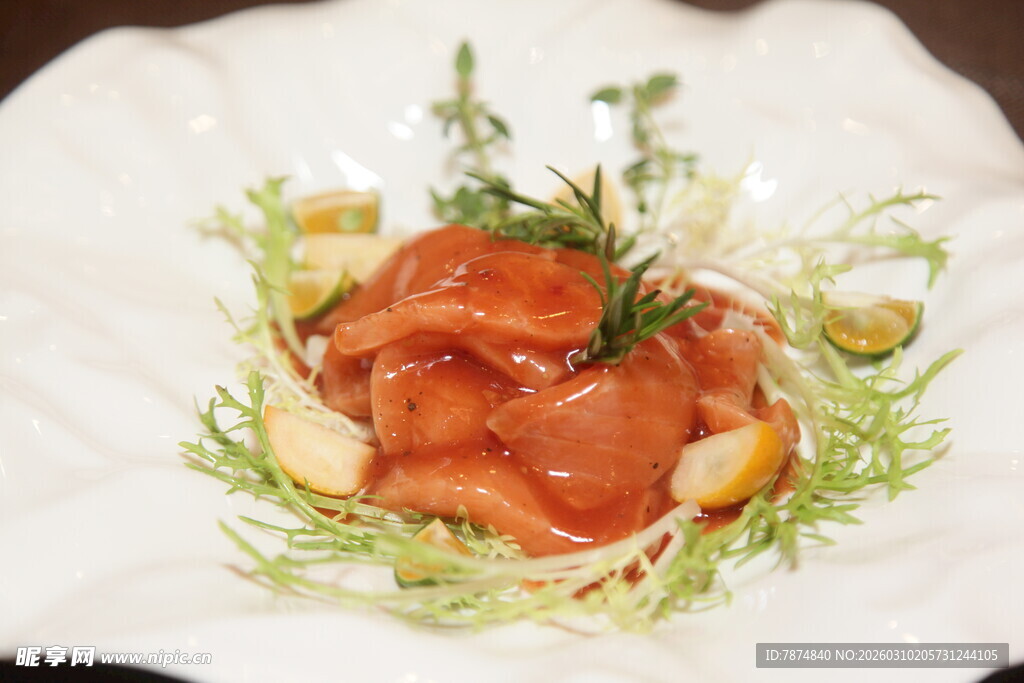 精致摆盘的美味烟熏三文鱼