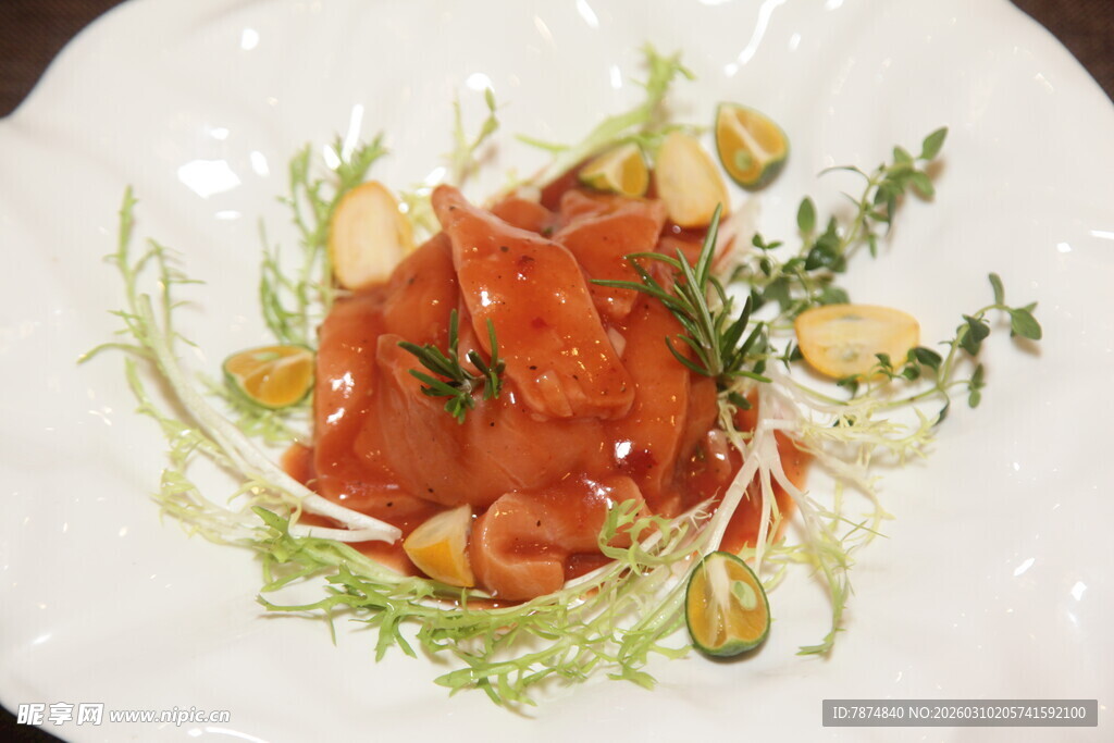 精致烟熏三文鱼沙拉摆盘