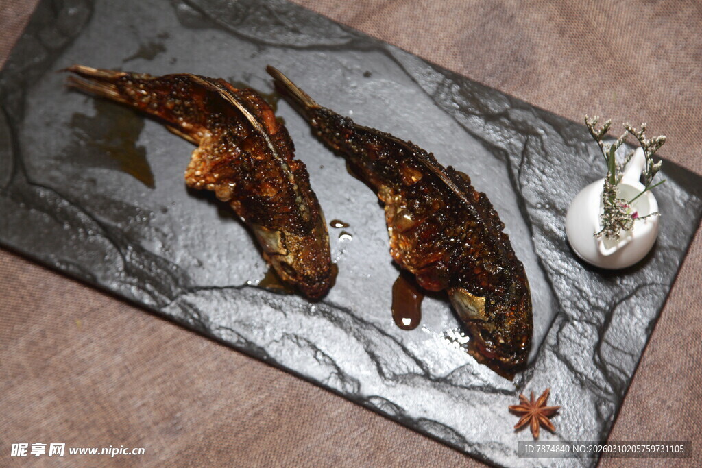 石板上的美味烤鱼