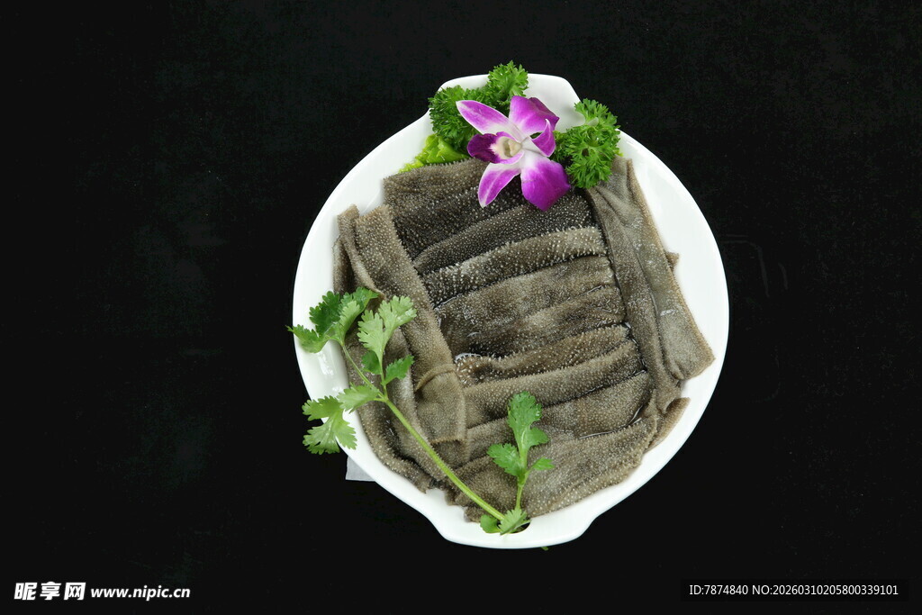 盘中粽叶裹粽 点缀小花