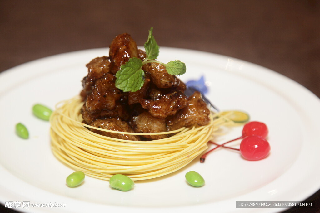 肉酱意面配精致装饰