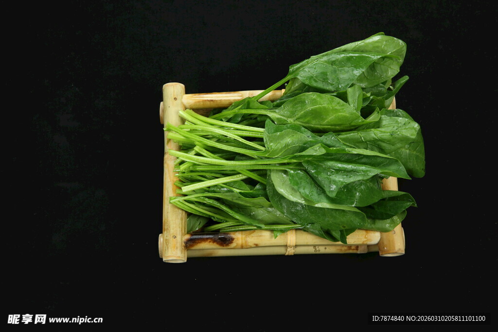 竹篮中的新鲜嫩绿菠菜