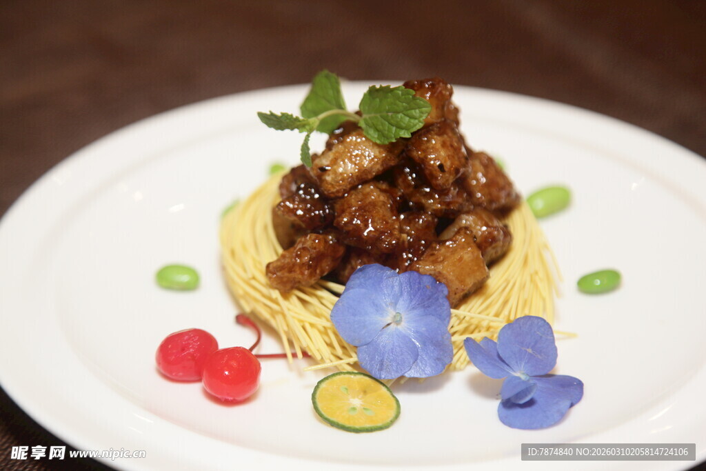 精致摆盘的美味创意菜肴