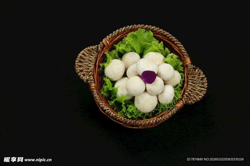 竹篮中的白玉丸子